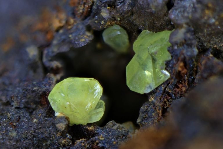 Cerussite in Australia: A Close Look at this Lead Carbonate Mineral